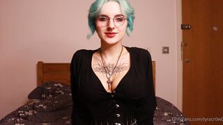 Lyracr0w0, the only fan of Onlyfans, gets down and dirty with her lover
