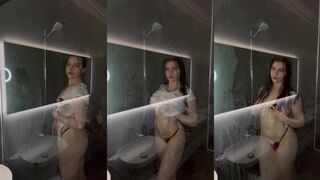 Zoe_Lovee strips naked & exposes her naked body in the bathroom